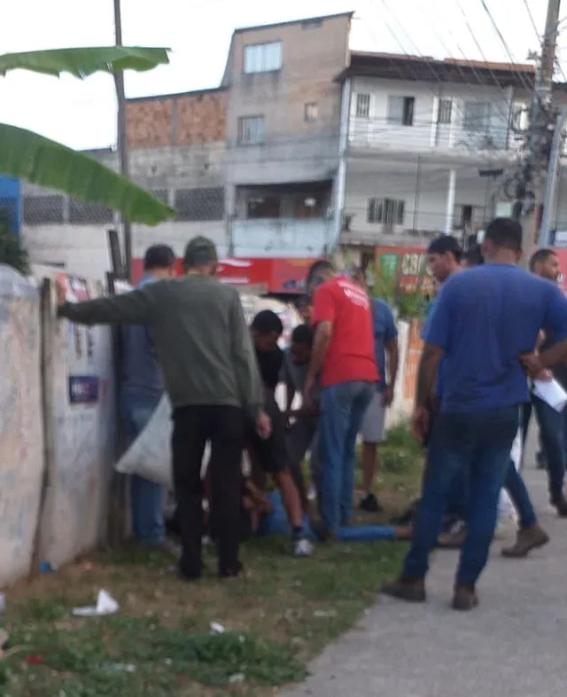 Homem é agredido por moradores e detido após tentar roubar grávida em Vila Velha
