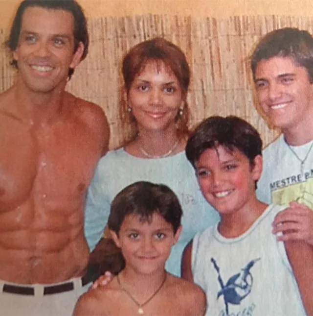 Pai dos irmãos Simas publica foto de família ao lado de Halle Berry!