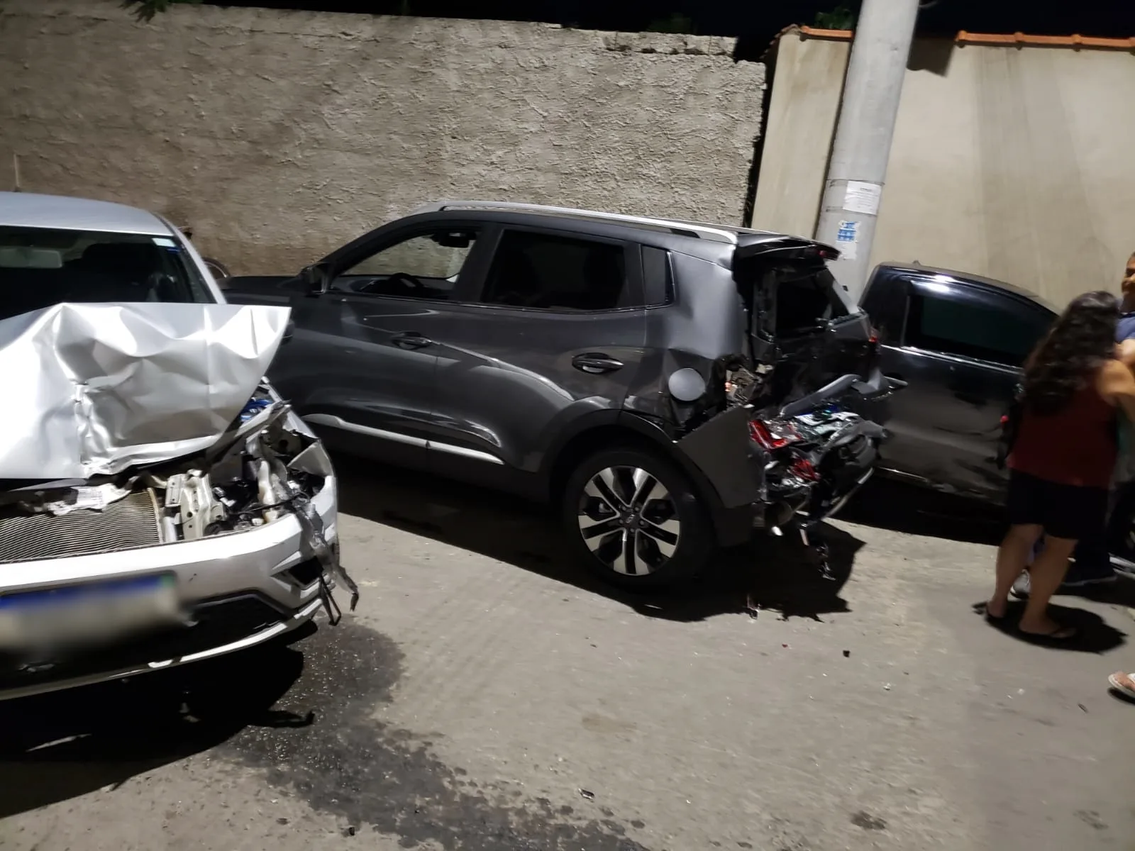 Motorista de caminhão perde controle da direção, desce ladeira e atinge três carros na Serra