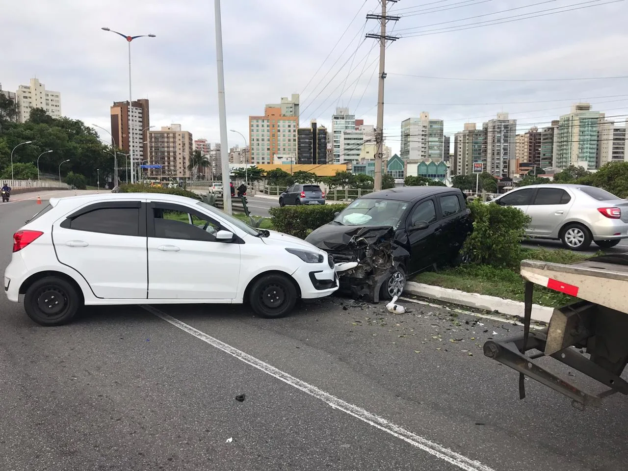 Motorista invade a contramão e causa acidente na Ponte de Camburi