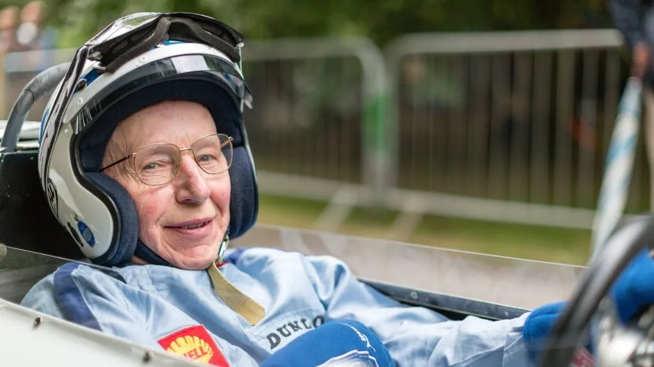 Morre aos 83 anos John Surtees, único a ser campeão na Fórmula-1 e na elite das motos