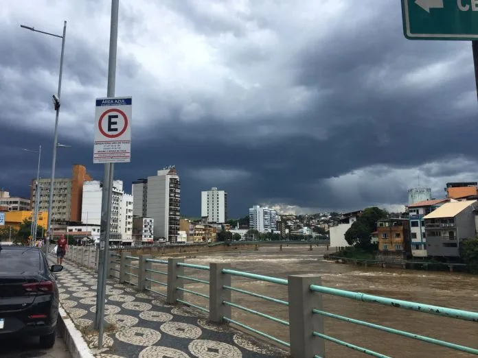 Alerta: 35 cidades do ES podem ter chuvas intensas nesta segunda