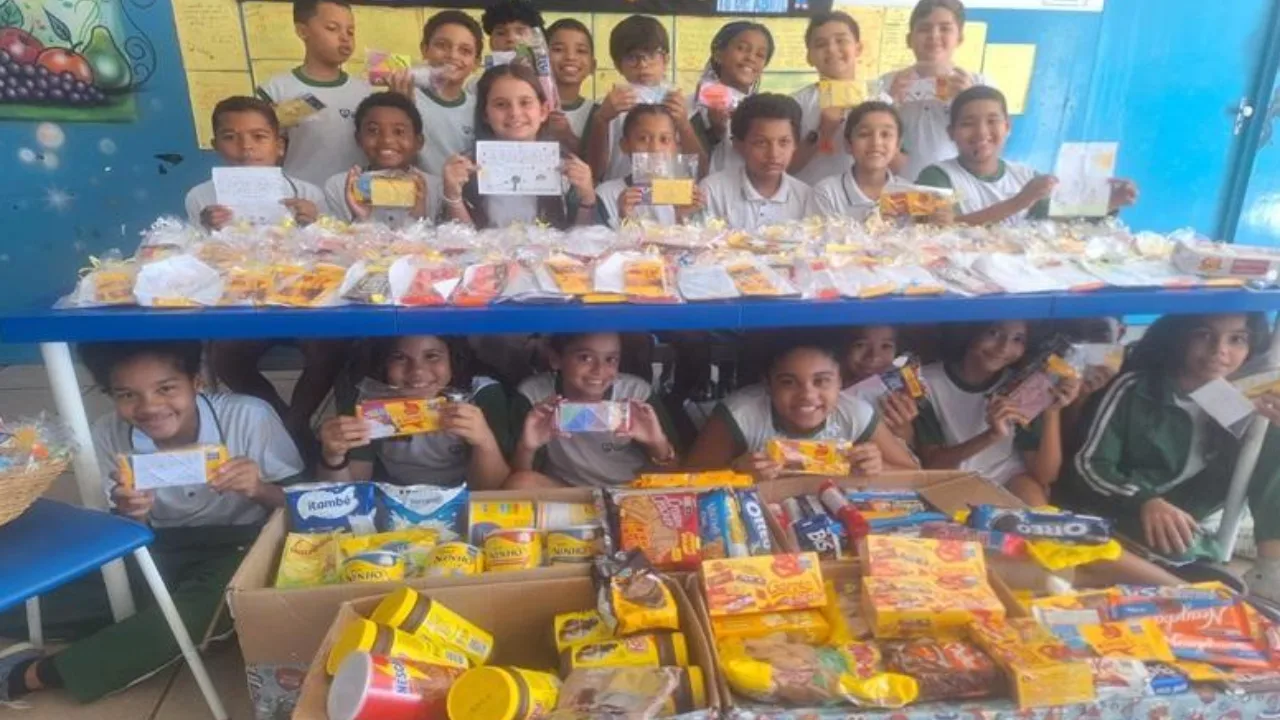 Alunos da Serra enviam cartinhas de apoio com doces para crianças do RS