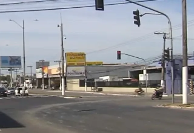 VÍDEO | Motociclista foge da Guarda Municipal de Vila Velha e quase atropela idoso em Vitória