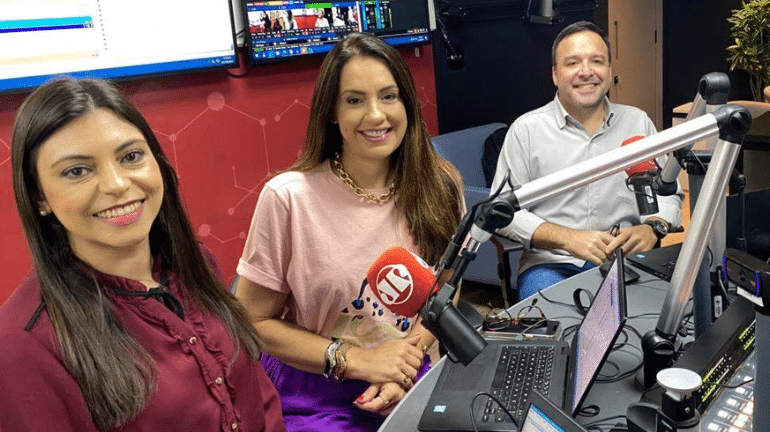 Patrícia, Juliana e Edu conduzem as sabatinas. Foto: Thiago Soares/ Folha Vitória