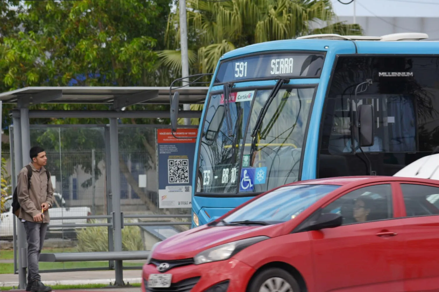 Passageiro é esfaqueado após reagir a assalto em ônibus na Serra