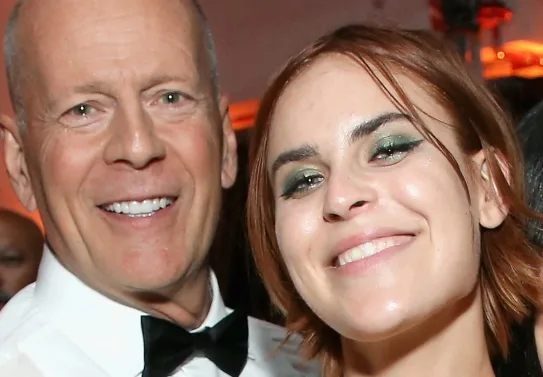 Filha de Bruce Willis fala sobre saúde do pai: "Ainda sabe quem eu sou"