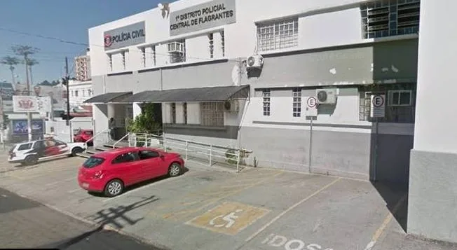 Mulher que levou corpo de morto a banco para prova de vida é indiciada