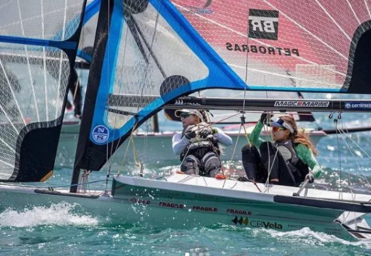 Martine Grael e Kahena Kunze caem para a vice-liderança do Mundial da 49erFX