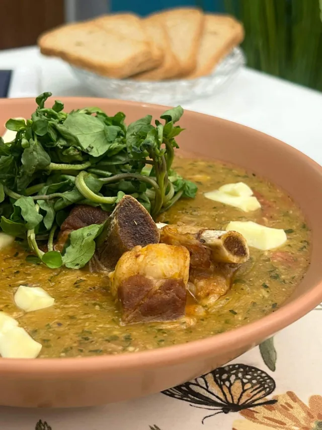 Tá barato! Aprenda a fazer um delicioso caldo de agrião com aipim e costelinha suína