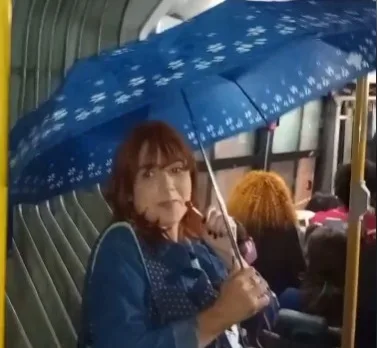 Até goteira! Mulher usa sombrinha em ônibus para se proteger de chuva no ES; veja vídeo