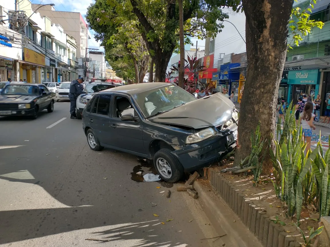 Carro invade canteiro ao lado de tapetes de Corpus Christi, em Colatina, e motorista foge