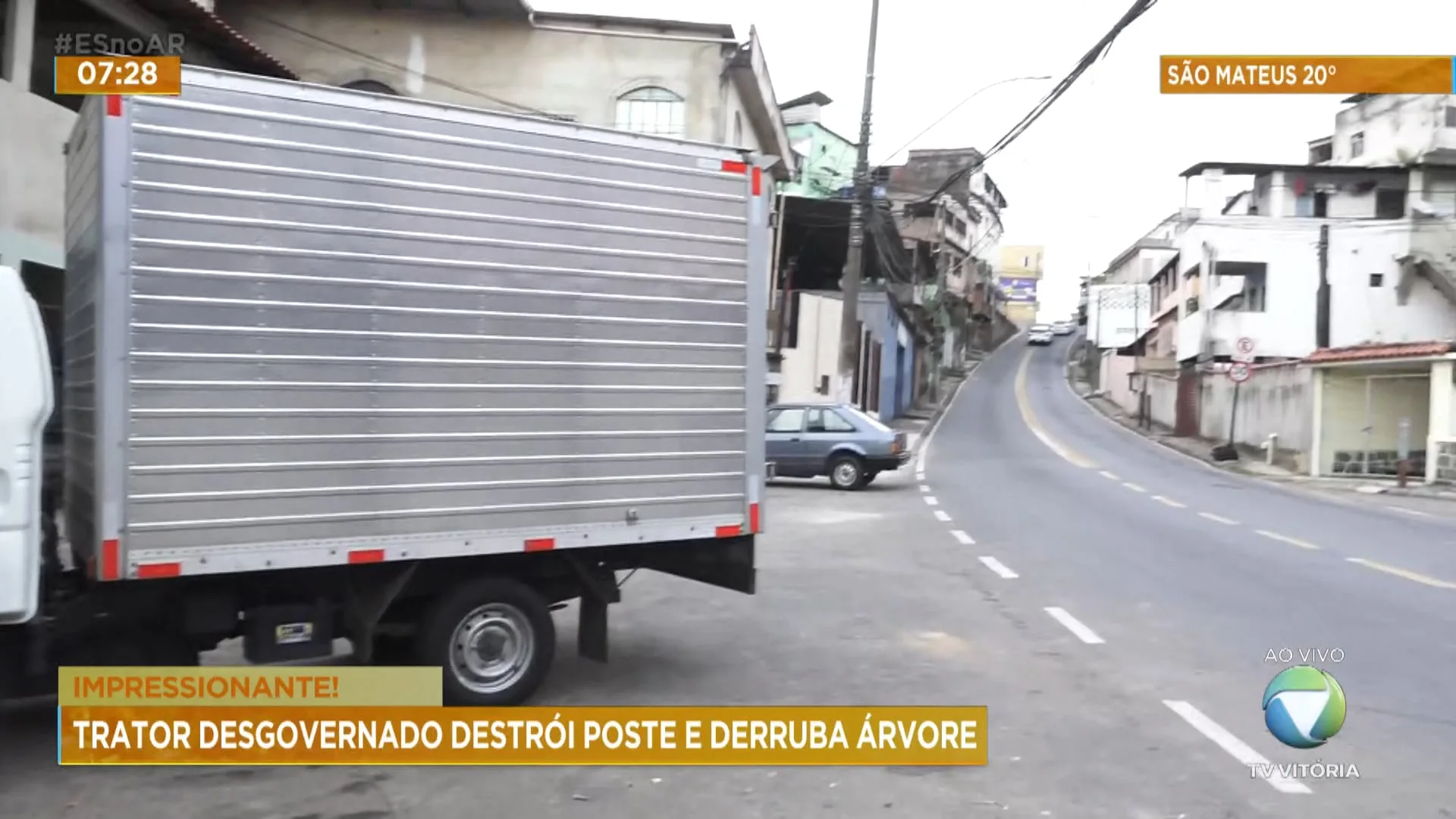 Trator desgovernado destrói poste e derruba árvore