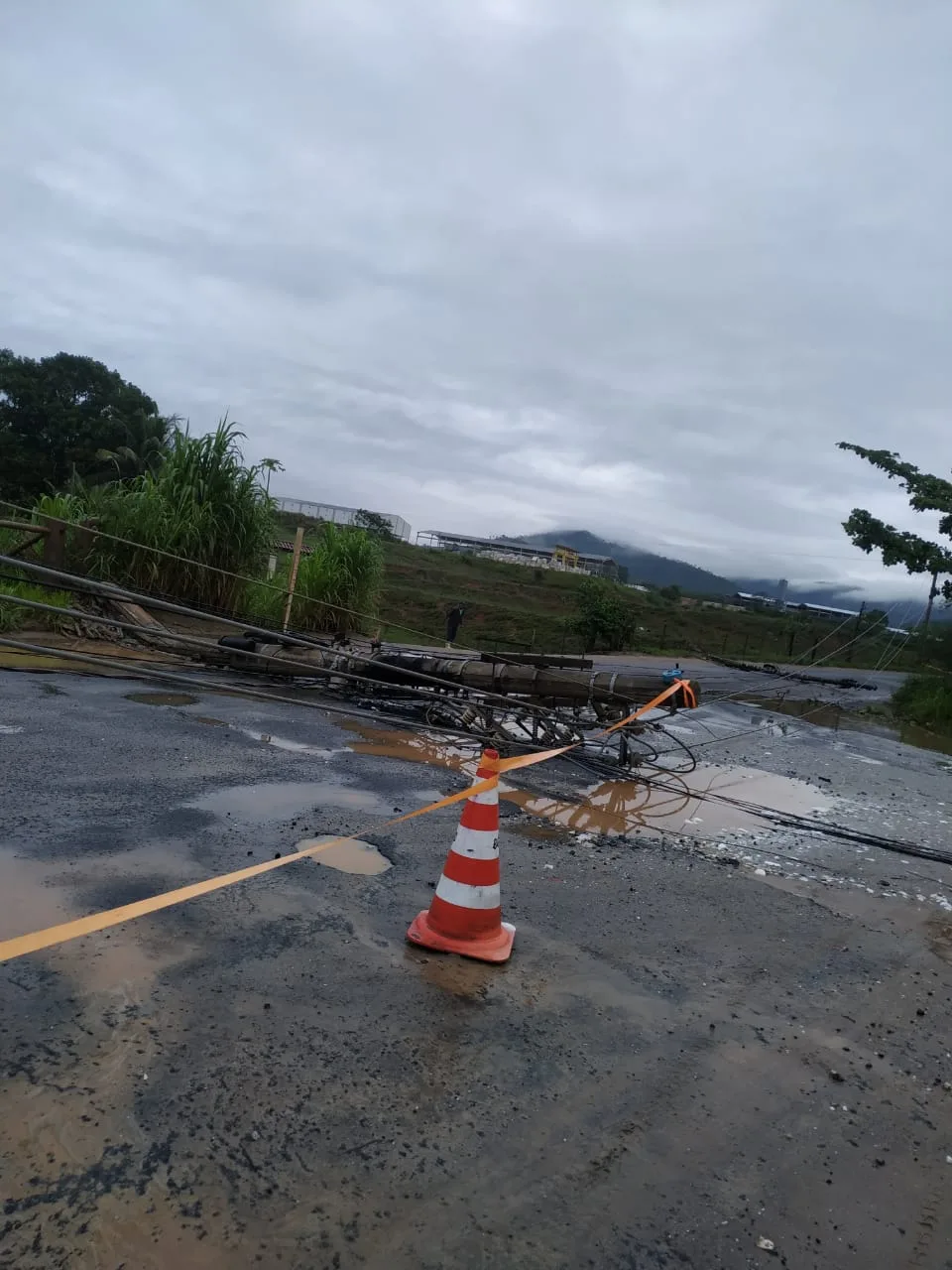 Carro derruba poste e 280 moradores ficam sem energia no interior do ES