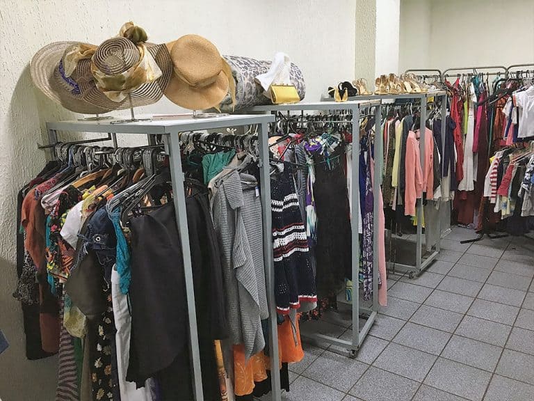 Igreja Batista faz bazar de roupas e produtos "moda praia" em Vitória