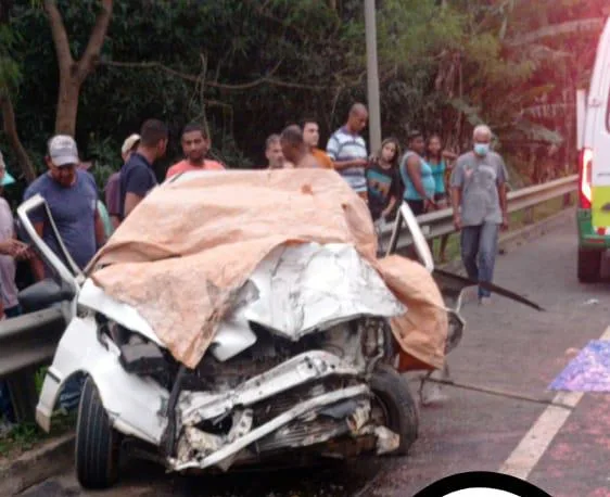 VÍDEO | Acidente entre carro e caminhão mata uma pessoa e deixa outra gravemente ferida