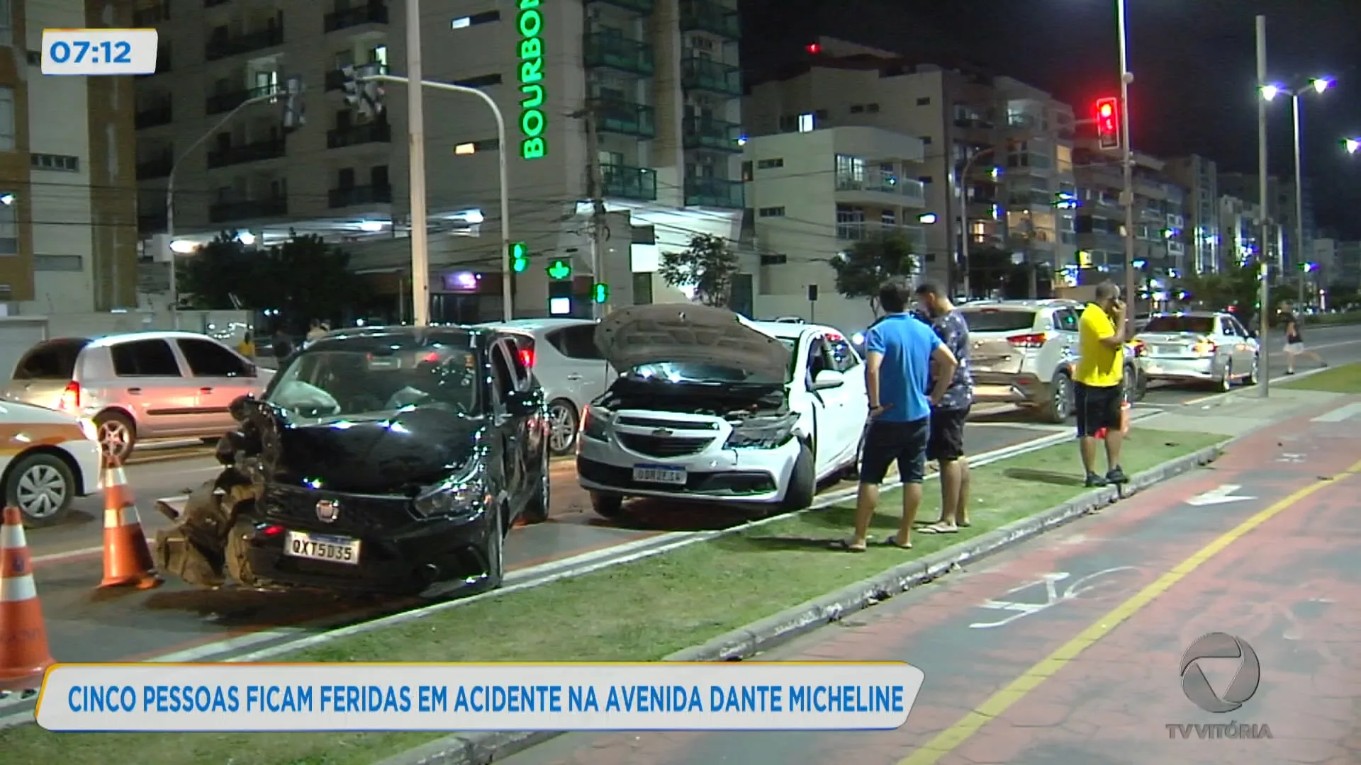 Cinco pessoas ficam feridas em acidente na Avenida Dante Micheline