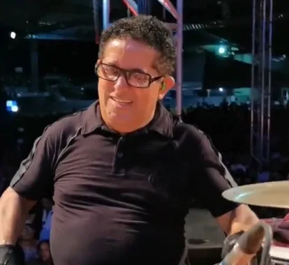 Baterista da banda Sorriso Maroto morre após sofrer parada cardíaca