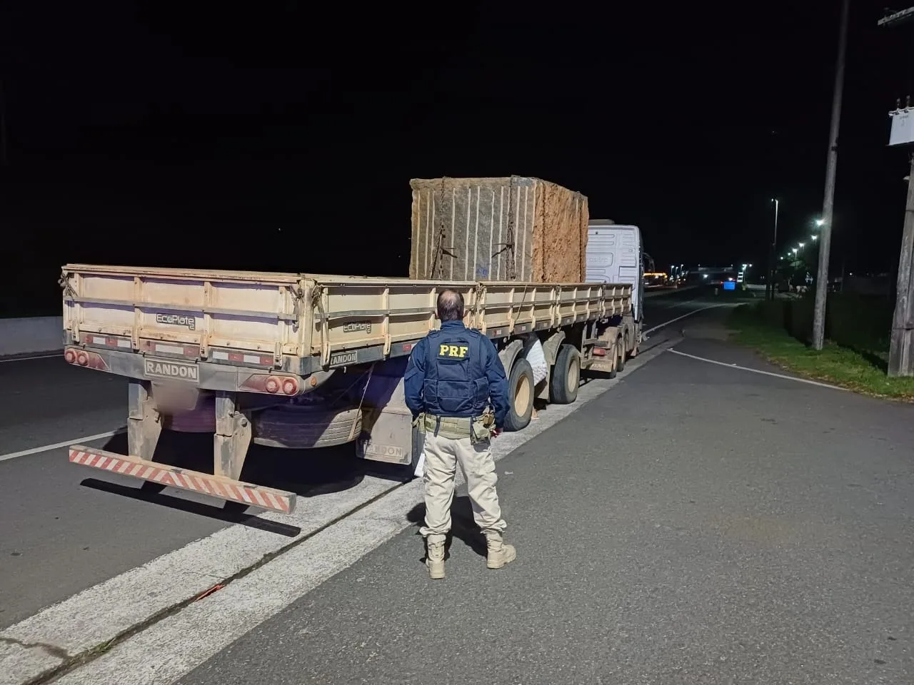 Caminhão é flagrado transportando bloco de rocha com travas soltas