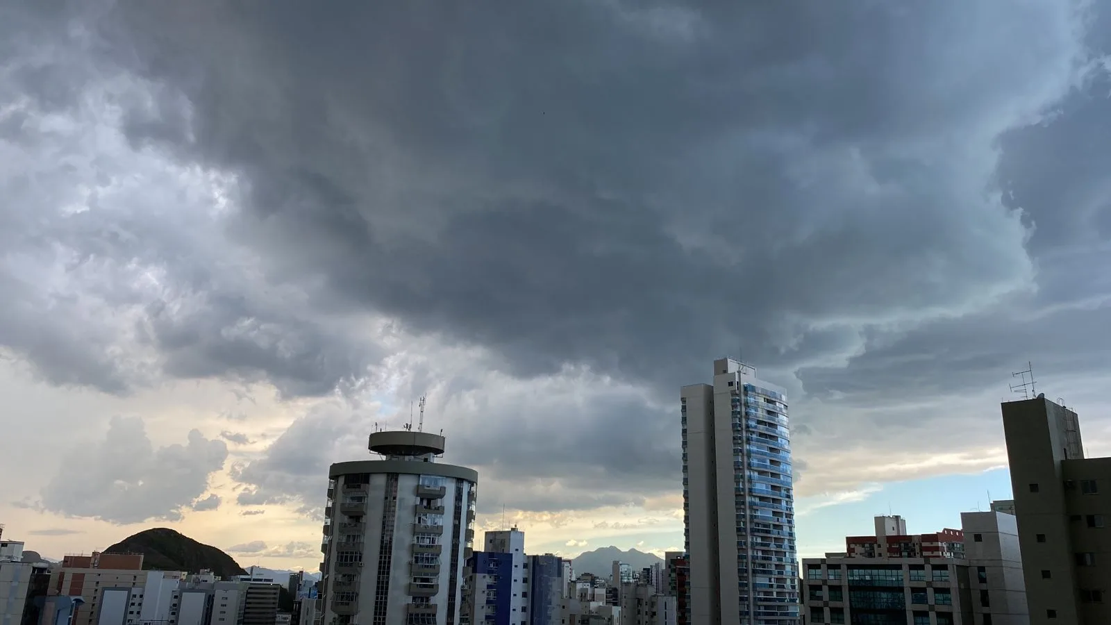 Espírito Santo recebe dois alertas de chuva e ventos fortes