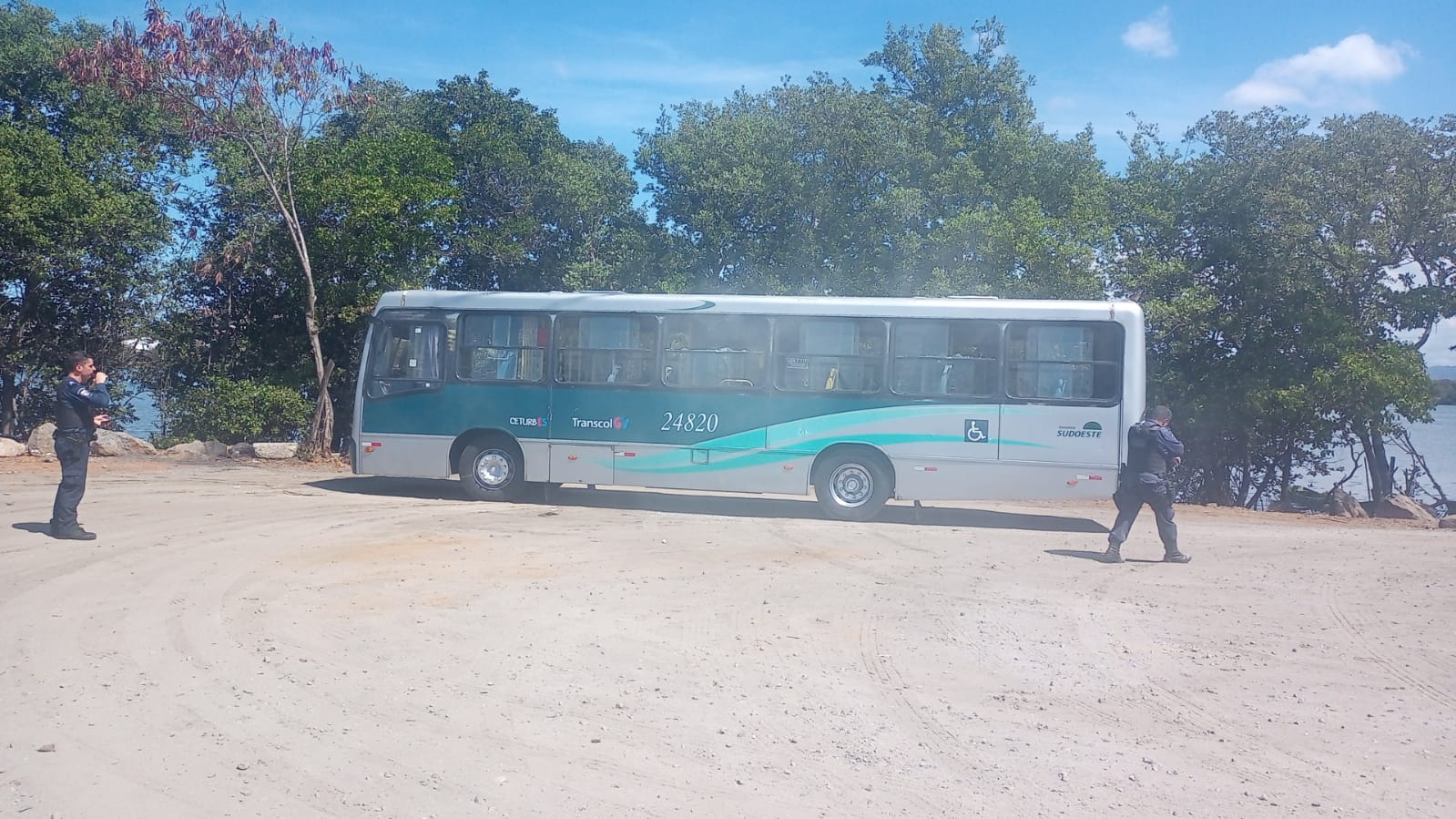 Ônibus é incendiado por grupo de adolescentes em Santo Antônio, em Vitória