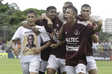 Camisa 10 do Juventus homenageia Pelé no estádio do gol mais bonito do Rei