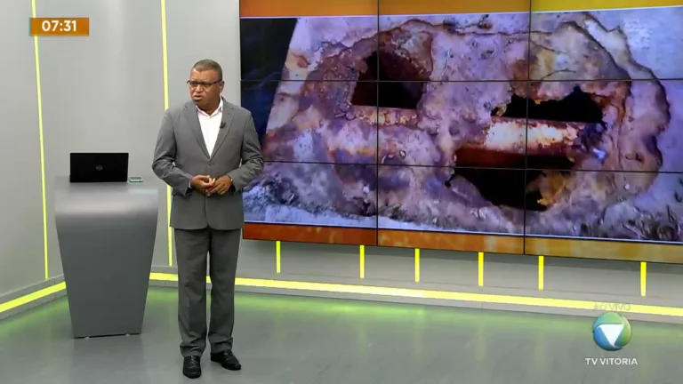 Plataforma abandonada e caindo aos pedaços