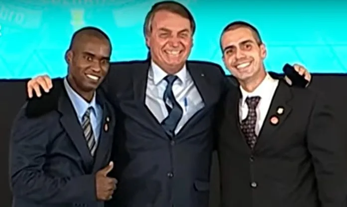 'O senhor foi um instrumento de Deus', ouve Bolsonaro em formatura de federais