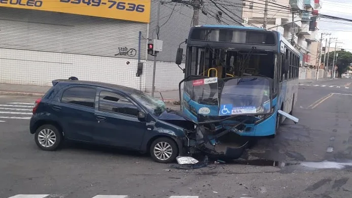 Acidente entre carro e ônibus do Transcol deixa jornalista ferida em Vila Velha