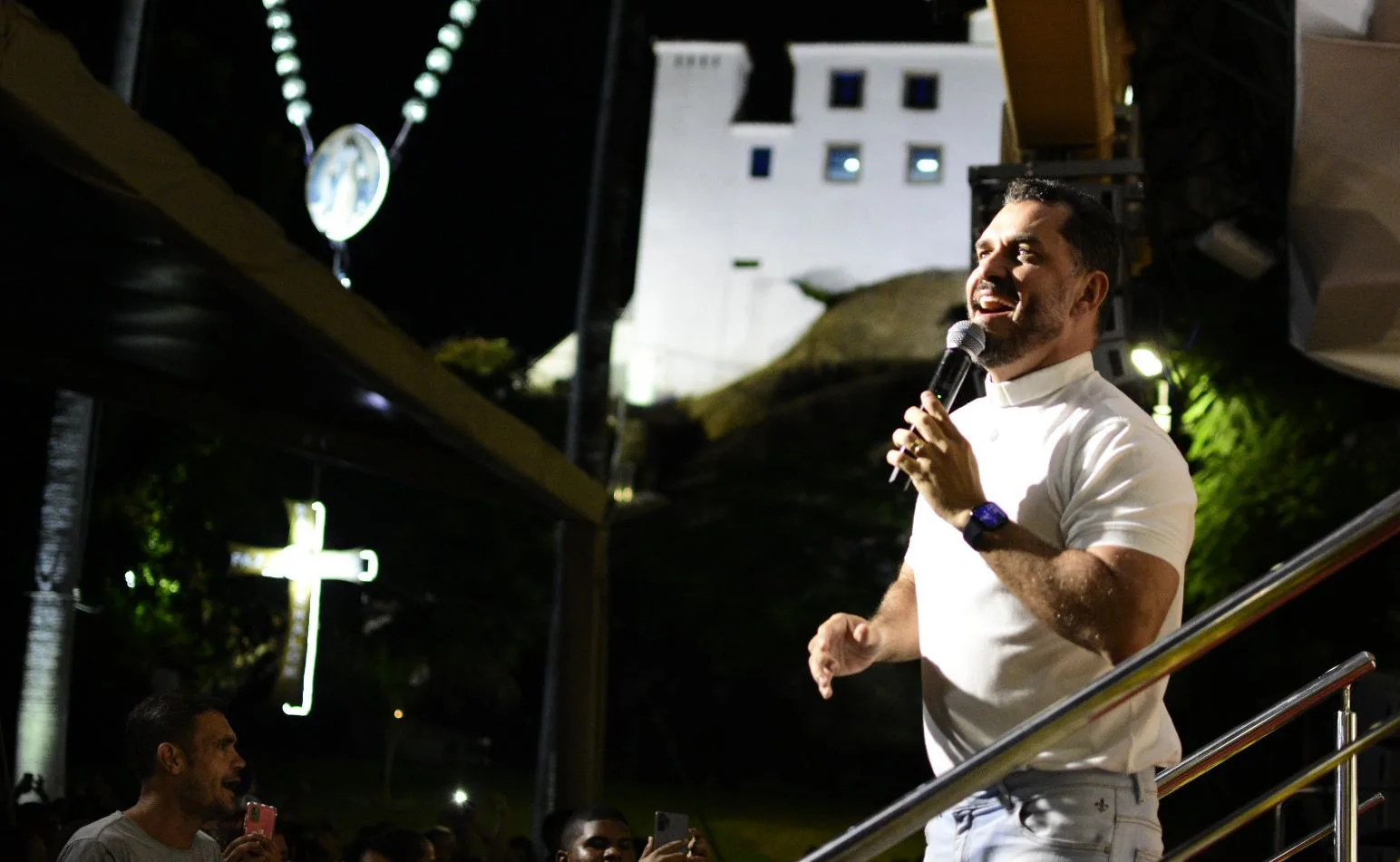 Padre Anderson Gomes lança segundo livro de trilogia "A Jornada"