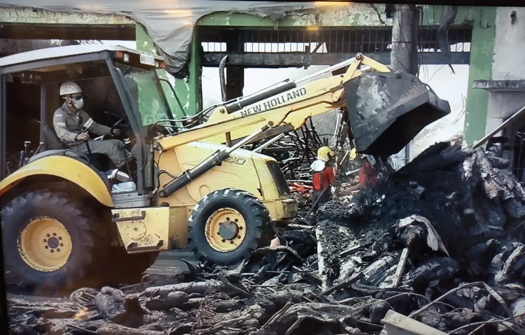 Dois dias depois, Bombeiros ainda trabalham nos destroços do incêndio na Vila Rubim