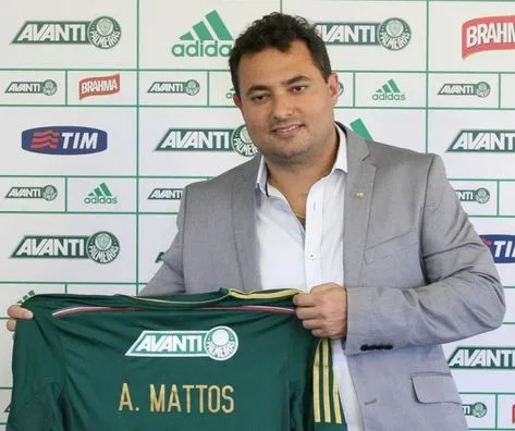 Palmeiras renova por dois anos com o diretor de futebol Alexandre Mattos