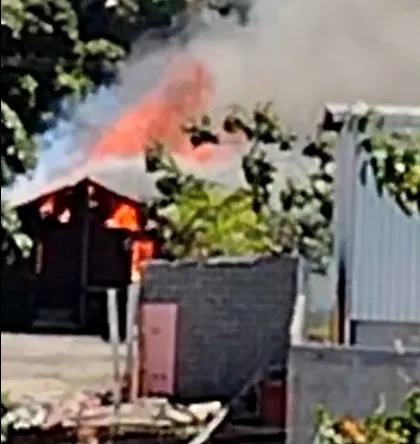 VÍDEO I Incêndio em galpão desativado na Serra causa susto em moradores