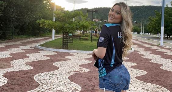 Leona Gamer, divide tempo entre seu consultório e narrações de jogos