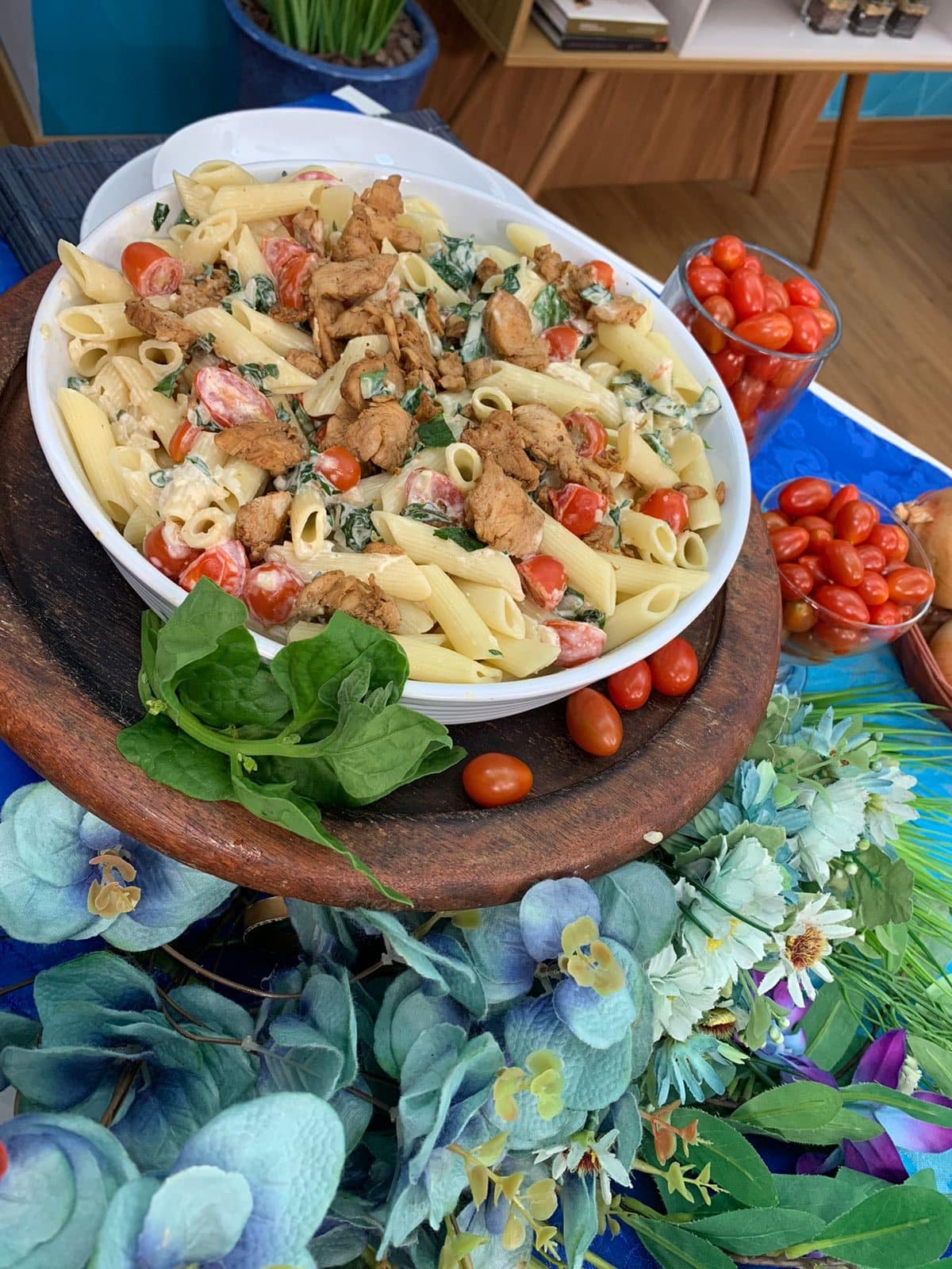 Aprenda a fazer um delicioso macarrão penne com frango, espinafre e tomatinhos cereja