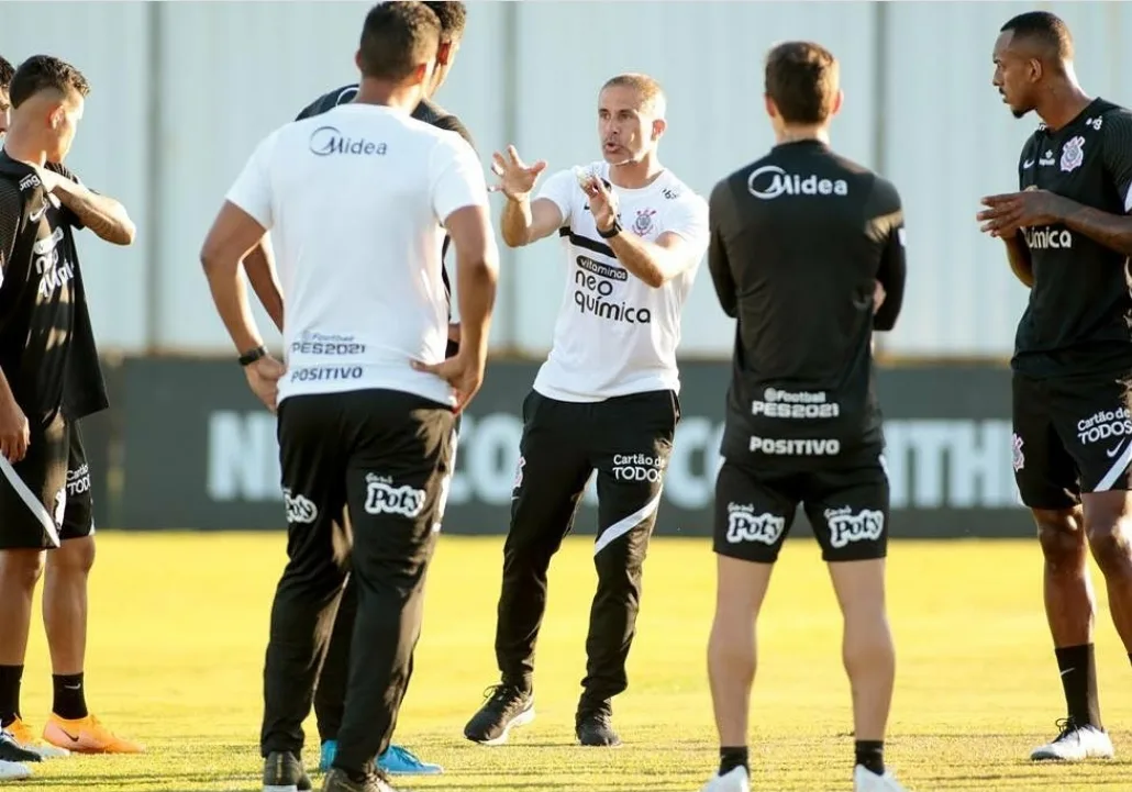 Sylvinho comanda treino tático no Corinthians e conta com o retorno de Cássio