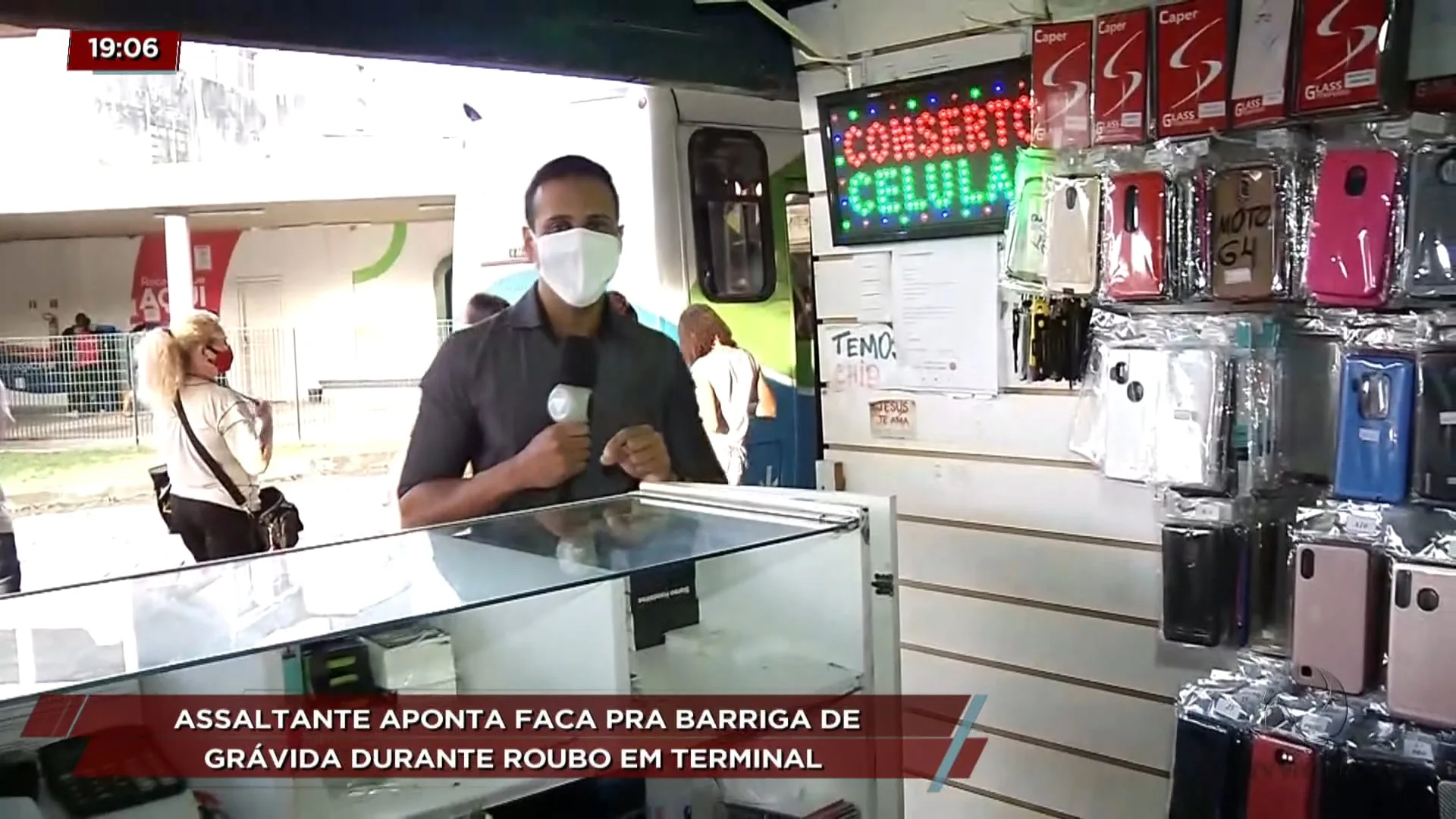 Assaltante aponta faca pra barriga de grávida durante roubo em Terminal