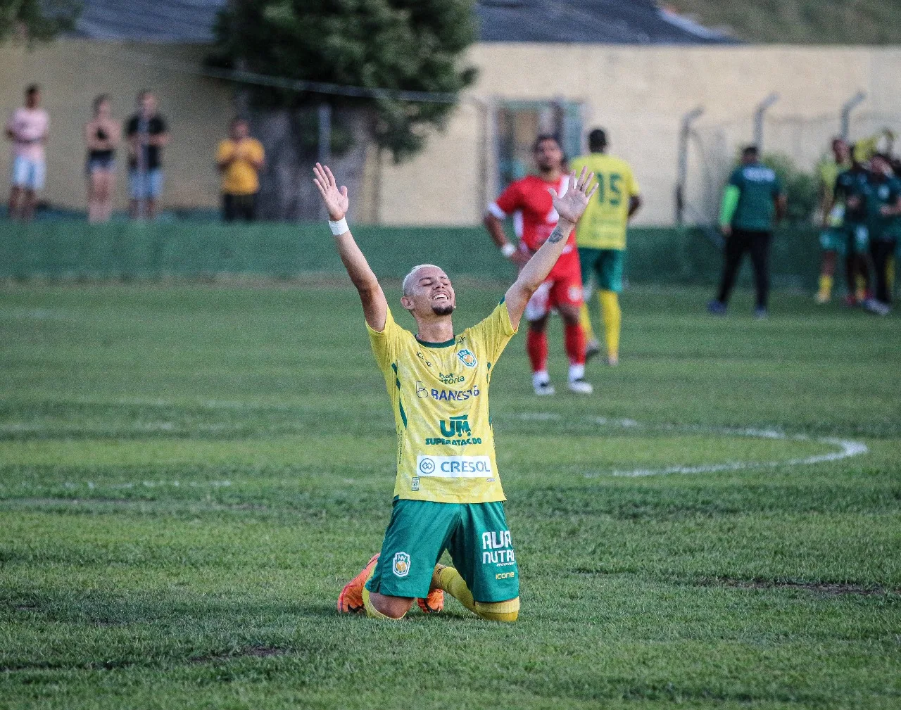 Com golaço de bicicleta, Nova Venécia vence Real Noroeste e segue líder na Série D