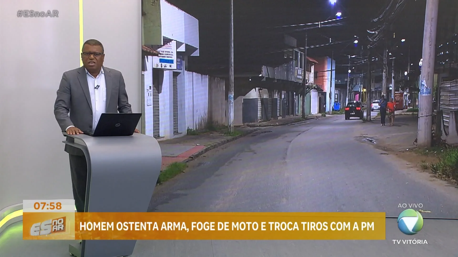 Homem ostenta arma, foge de moto e troca tiros com a PM