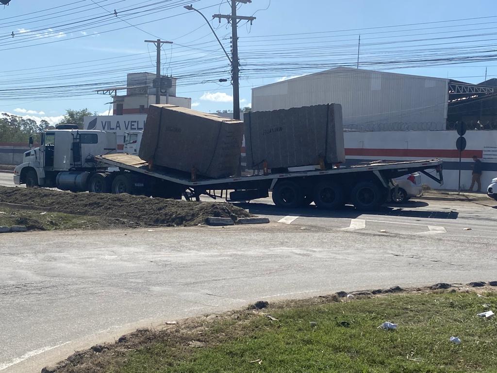 VÍDEO | Carroceria de carreta carregada com duas pedras de granito quebra na Darly Santos