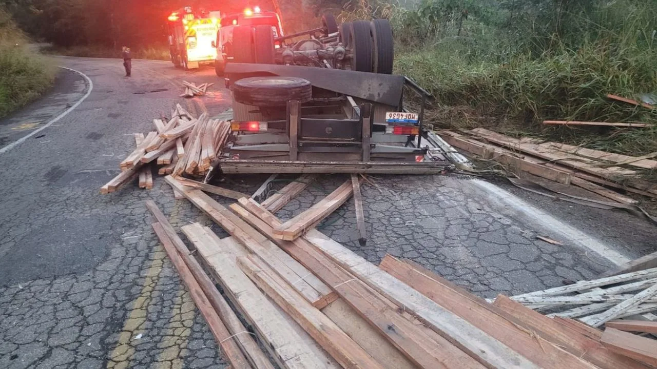 Duas pessoas morrem em acidente com caminhão em Venda Nova