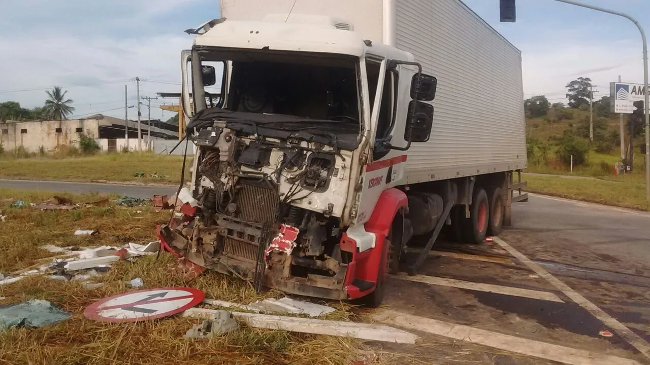 Motoristas ficam feridos em acidente entre caminhão e carreta em Cachoeiro