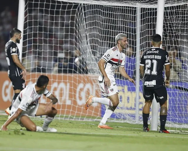 Calleri marca duas vezes e São Paulo bate o Corinthians