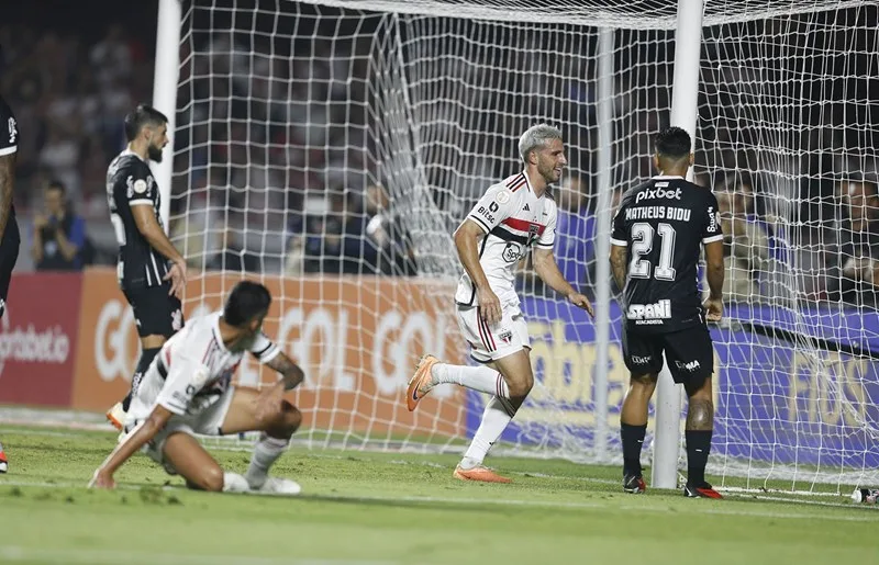 Calleri marca duas vezes e São Paulo bate o Corinthians