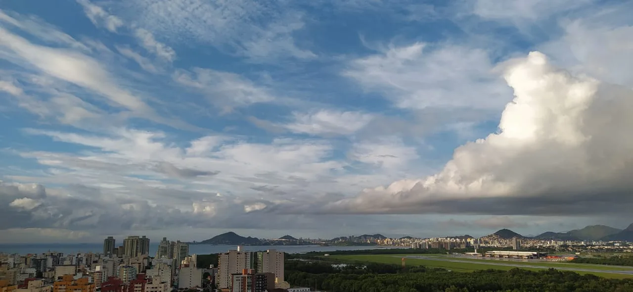 Feriado com sol entre nuvens e possibilidade de  chuva rápida em todo o Espírito Santo