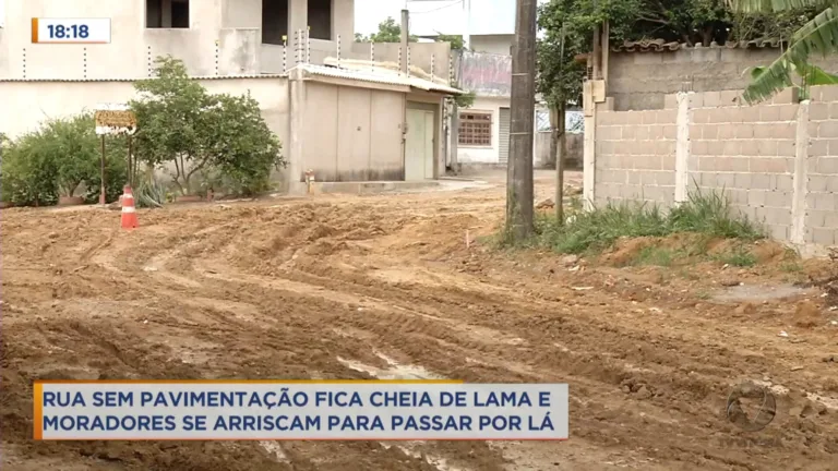 Rua sem pavimentação fica cheia de lama e moradores se arriscam passar por lá