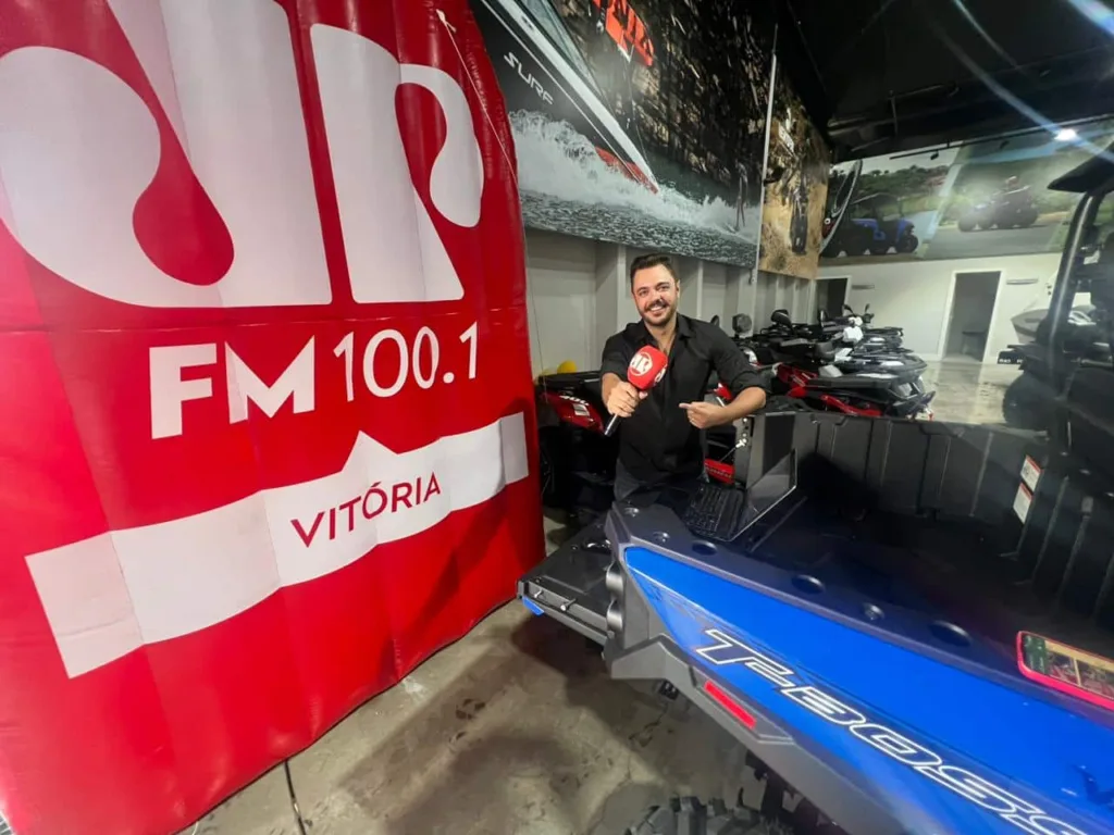 Jovem Pan sai do estúdio e faz sucesso em feirão de veículos