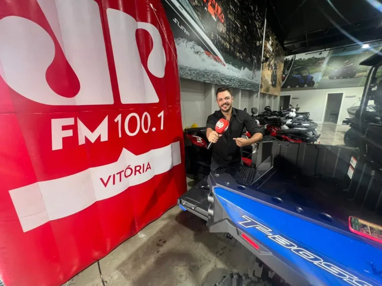 Jovem Pan sai do estúdio e faz sucesso em feirão de veículos