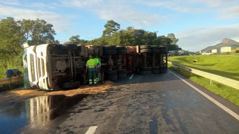 Carreta de sucata tomba na BR-101 e trânsito é interditado em Vila Velha