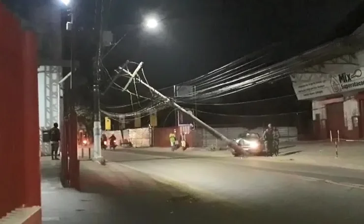 VÍDEO | Poste fica pendurado nos fios após ser atingido por carro na Rodovia José Sette, em Cariacica